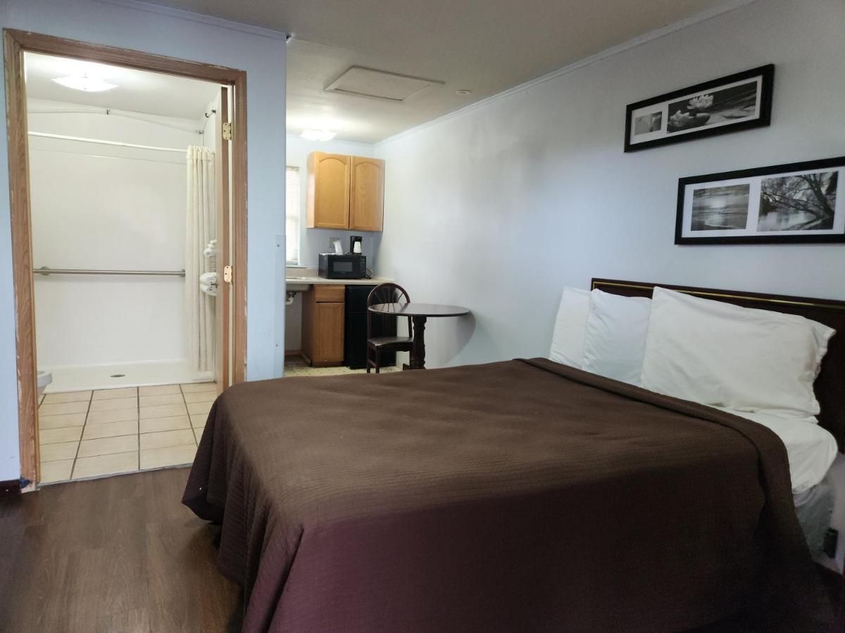 Country Club Inn Colby Buitenkant foto