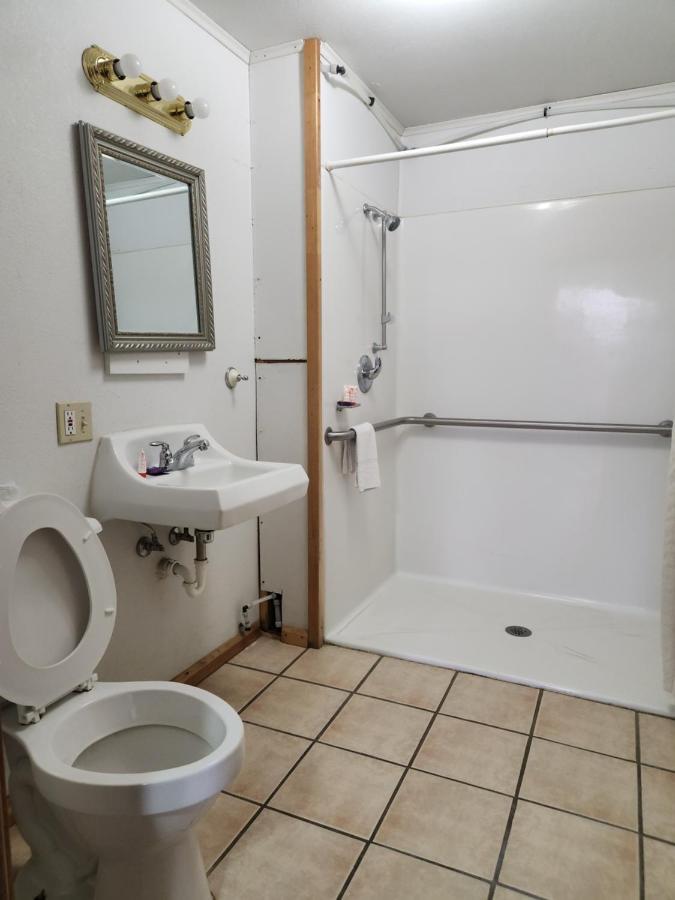 Country Club Inn Colby Buitenkant foto